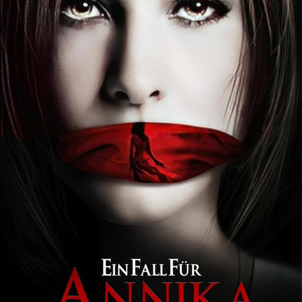 Das Filmplakat für „Ein Fall für Annika Bengtzon“ zeigt eine Frau mit einem roten Tuch vor dem Mund.