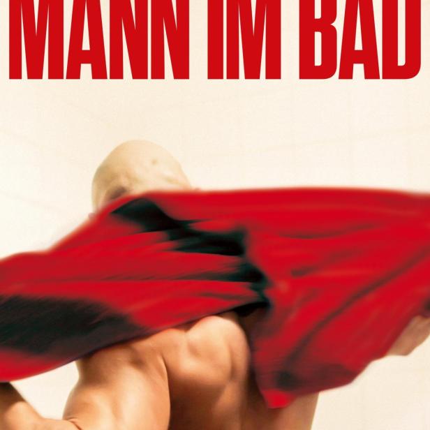Das Filmplakat für „Mann im Bad“ zeigt einen Mann, der sich ein rotes Handtuch über die Schulter wirft.