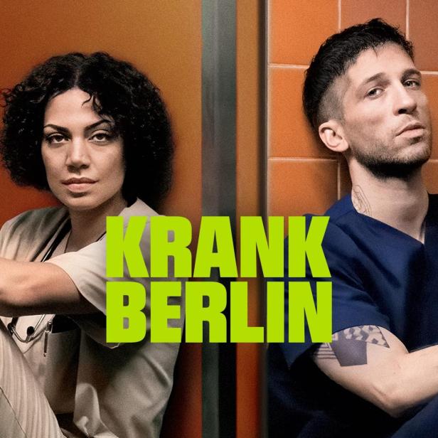 Das Poster für die Serie „Krank Berlin“ zeigt zwei medizinische Fachkräfte vor orangefarbenen Kacheln.