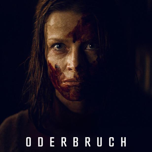 Eine Frau mit blutverschmiertem Gesicht, möglicherweise aus dem Film „Oderbruch“.