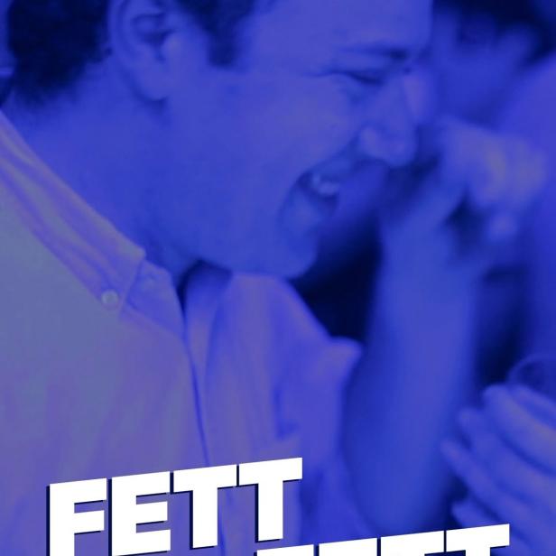 Ein lachender Mann mit Kappe im blauen Licht, im Vordergrund der Schriftzug „Fett und Fett“.