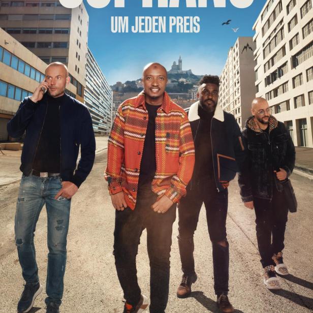 Das Filmplakat für „Soprano: Um jeden Preis“ zeigt vier Männer auf einer Straße in Marseille.