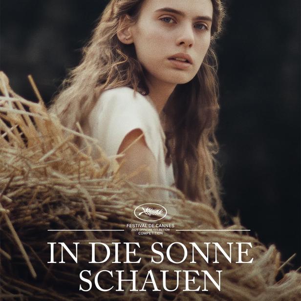 Das Filmplakat für „In die Sonne schauen“ zeigt eine junge Frau vor einem Hintergrund aus Stroh.