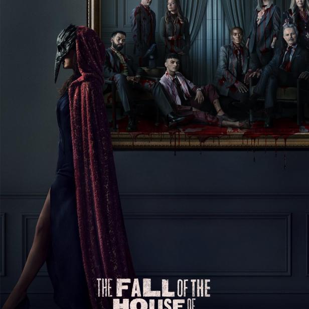 Eine Frau mit einer Vogelmaske steht vor einem Gemälde der Familie Usher für „Der Untergang des Hauses Usher“.