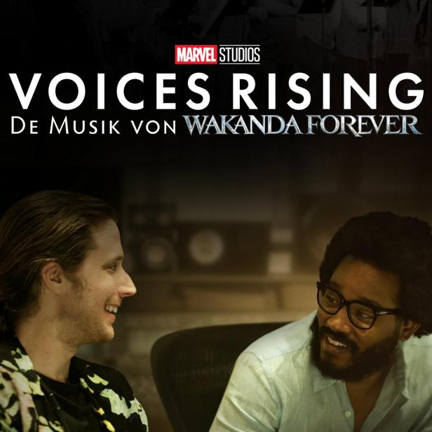 Zwei Männer sitzen vor dem Plakat für „Voices Rising: Die Musik von Wakanda Forever“.