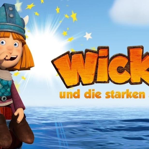 Der Titel „Wickie und die starken Männer“ mit Wickie auf einem Fass vor blauem Himmel und Meer.
