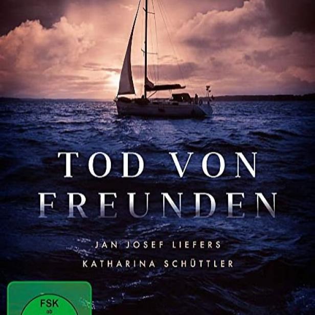 Das Filmplakat für „Tod von Freunden“ zeigt ein Segelboot auf dem Meer bei Sonnenuntergang.