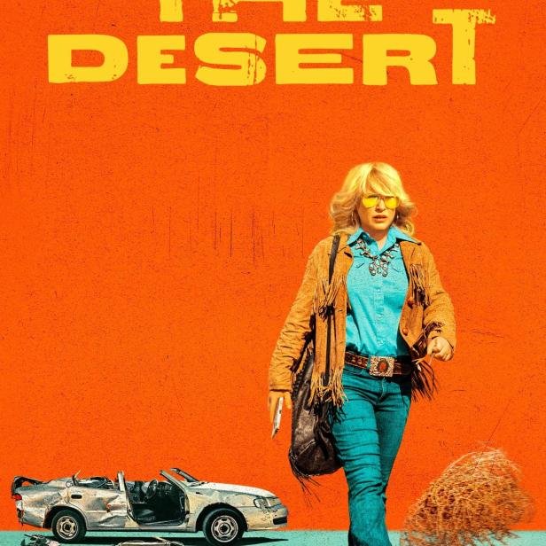 Eine Frau geht an einem zerstörten Auto und einem Steppenläufer vorbei; Filmposter „The Desert“.