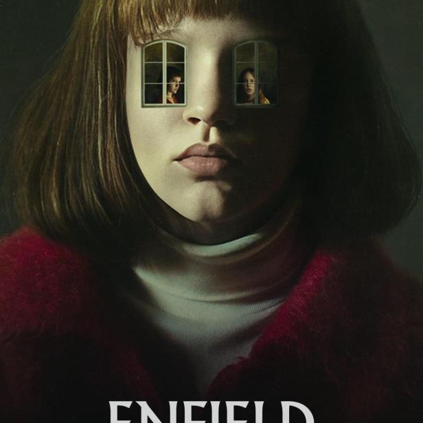 Das Filmplakat für „Enfield Poltergeist“ zeigt ein Mädchen, dessen Augen durch Fenster ersetzt sind, in denen ein anderes Mädchen zu sehen ist.