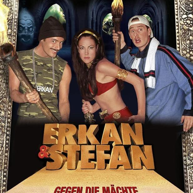 Das Filmplakat für „Erkan & Stefan gegen die Mächte der Finsternis“ zeigt die Hauptdarsteller vor einem dunklen Hintergrund.