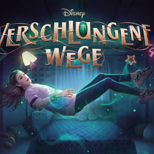 Eine junge Frau schwebt über ihrem Bett, im Hintergrund der Titel „Verschlungene Wege“.