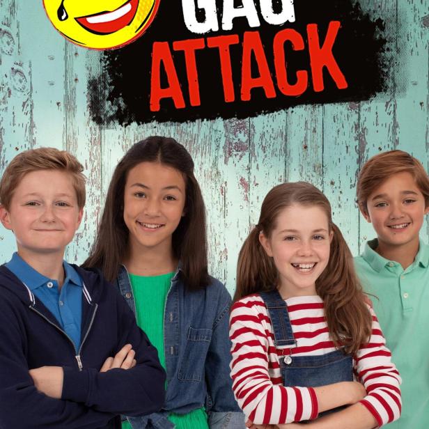 Das Poster für „Gag Attack“ zeigt vier lächelnde Kinder vor einem hölzernen Hintergrund.