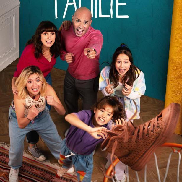 Das Poster für die Disney+ Serie „Wochenend Familie“ zeigt eine Familie, die Basketball spielt.