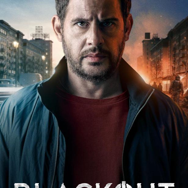 Ein Mann vor einer zerstörten Stadt, im Vordergrund der Titel „Blackout“.