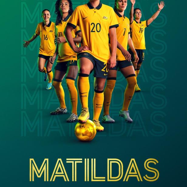Das australische Frauennationalteam, die „Matildas“, posiert mit einem goldenen Fußball.