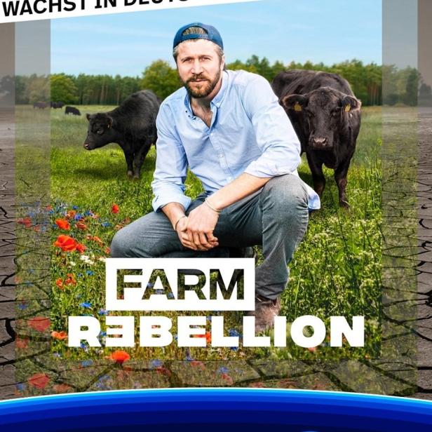Ein Landwirt kniet auf einer Wiese mit Kühen im Hintergrund, Werbung für die Serie „Farm Rebellion“.