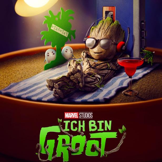 Groot entspannt mit Kopfhörern, Cocktail und Kassettenrekorder unter einer Lampe.