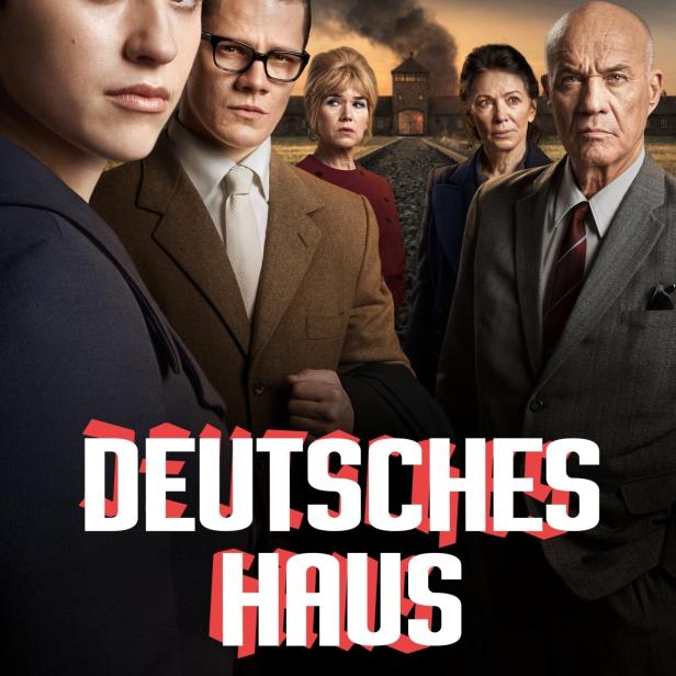 Das Poster für „Deutsches Haus“ zeigt eine Gruppe von Personen vor dem Hintergrund eines Lagers.