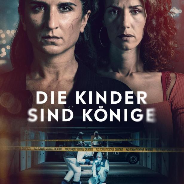 Das Filmplakat zu „Die Kinder sind Könige“ zeigt zwei Frauen vor einem Tatort mit einem Teddybär.
