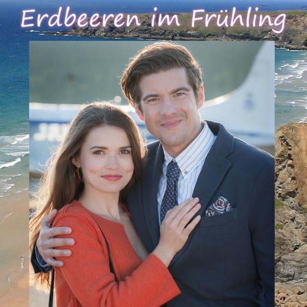 Ein Paar umarmt sich vor einer Küstenlandschaft; Cover für „Erdbeeren im Frühling“ aus der Rosamunde Pilcher Collection.