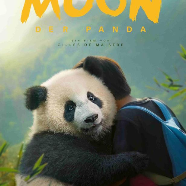 Ein Junge umarmt einen Panda auf dem Filmplakat zu „Moon der Panda“.