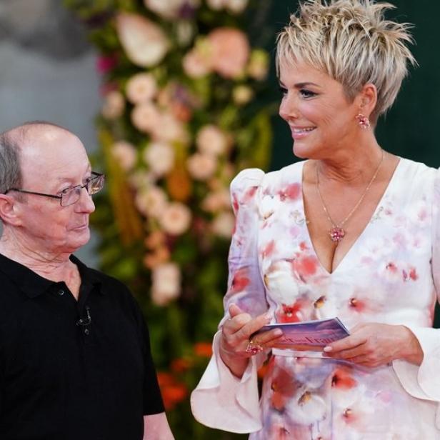 Inka Bause steht neben Bauer Walter