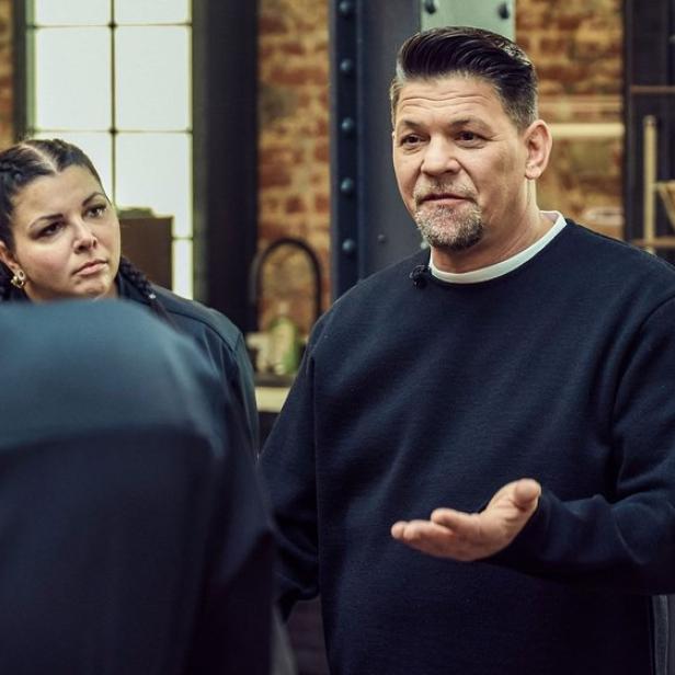 Tim Mälzer erklärt die Regeln der Kochshow