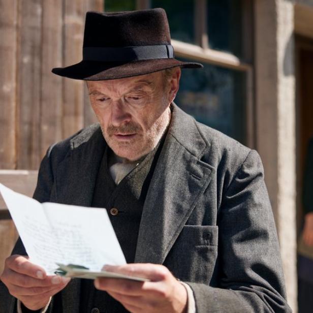 Josef Hader liest in Filmrolle einen Brief