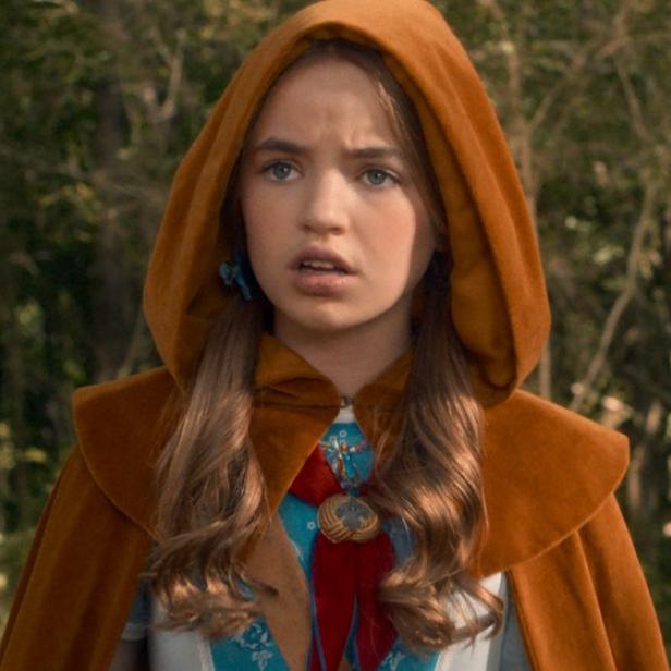 Nell Fisher als Holly Wheeler im Rotkäppchen-Look