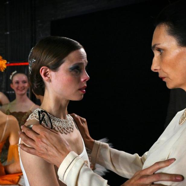 Ältere Frau fasst jüngere Tänzerin an den Schultern