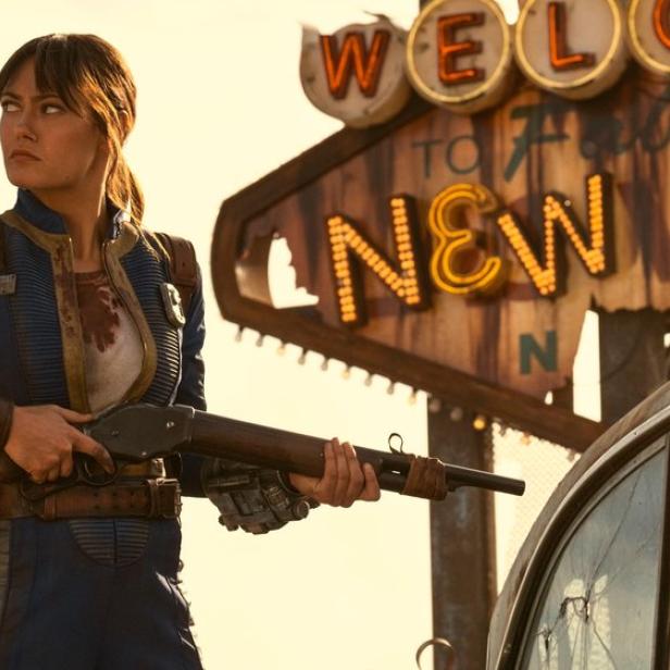 Ella Purnell als Lucy in "Fallout" mit Waffe in Händen