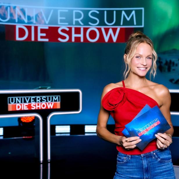 Mirjam Weichselbraun als Quiz-Showmasterin