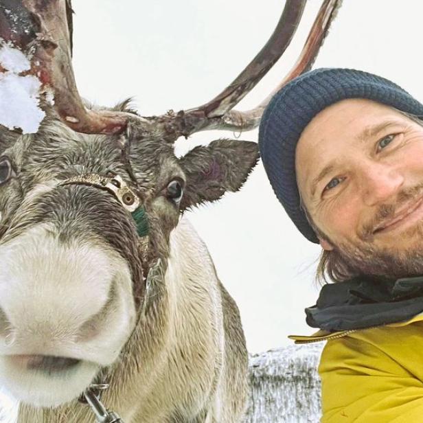 Sebastian Ströbel macht Selfie mit Rentier