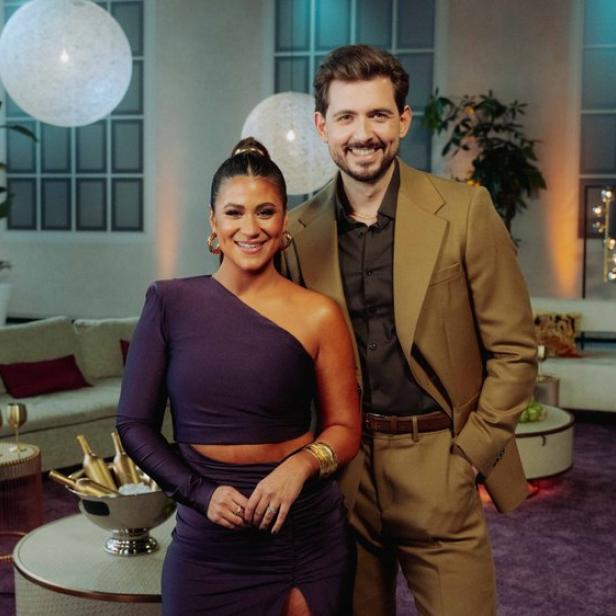 Ehepaar Steffi Brungs und Chris Wackert in Wohnzimmer-Set