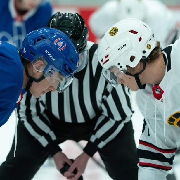 Zwei Eishockeyspieler stehen einander auf dem Eis gegenüber