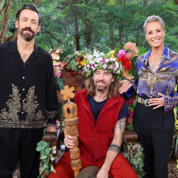 Dschungelkönig Gil Ofarim mit den Moderatoren Köppen und Zietlow