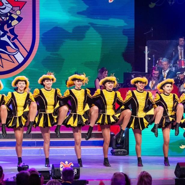 Frauengruppe tanzt beim Villacher Fasching