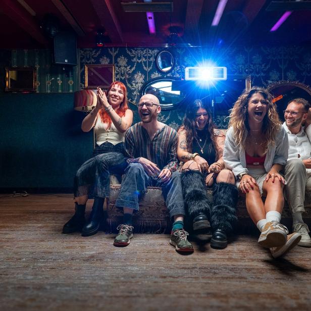 Nine, Emma, Defne, Yaz, Nico und Jo bei einer Filmvorführung