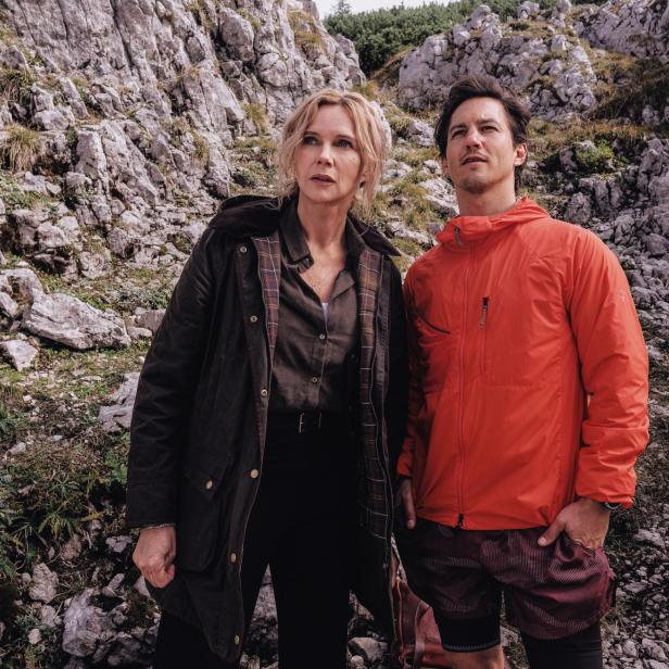 Veronica Ferres  und Tim Oliver Schult im Gebirge