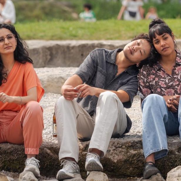 Sema (Şafak Şengül, l.), Kim (Viet Pham, M.) und Maya (Salka Weber) an der Isar