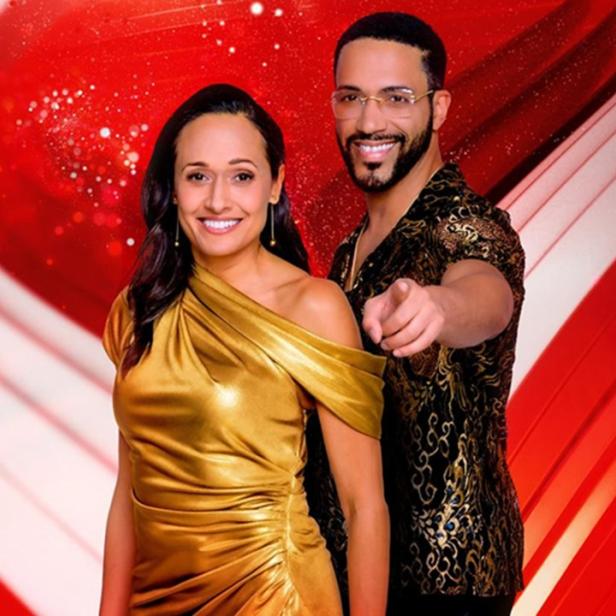 Alice Tumler und Cesár Sampson vor Songcontest-Logo