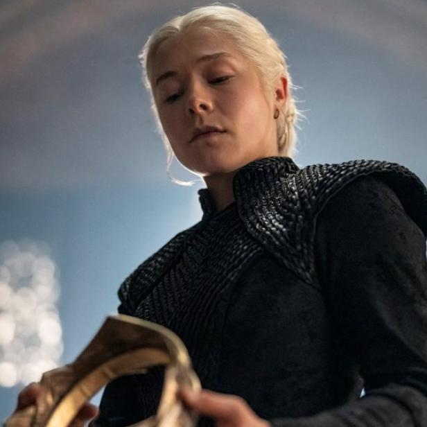 Emma D'Arcy hält in ihrer Serienrolle eine Krone in Händen