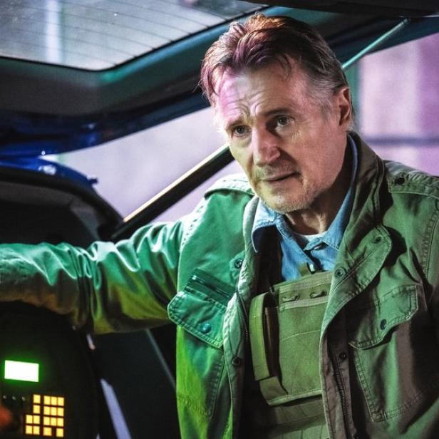 Liam Neeson zwischen "Stranger Things"-Star Joe Keery und Georgina Campbell 