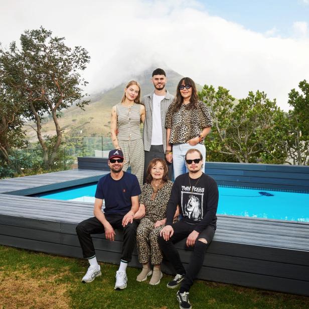 Die Ochsenknecht-Familie sitzen vor einem Pool in Kapstadt