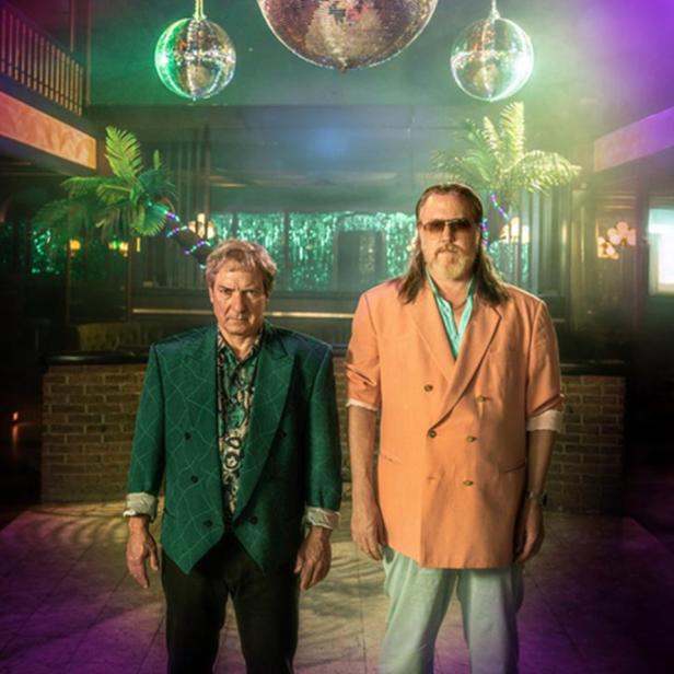 Robert Palfrader und Nicholas Ofczarek in einer Retro-Disco