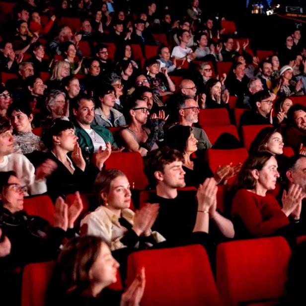Ein gut gefüllter Kinosaal mit faszinierten Zuschauern
