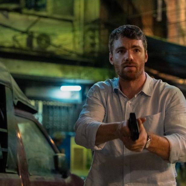 Gabriel Basso mit gezogener Waffe in seiner Serienrolle als Peter Sutherland