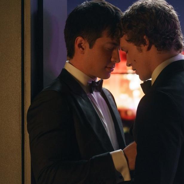 Hudson Williams und Connor Storrie in ihren Serienrollen
