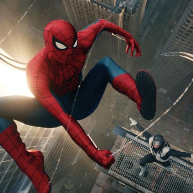 Tom Holland schwingt als Peter Parker aka. Spider-Man durch Häuserschluchten