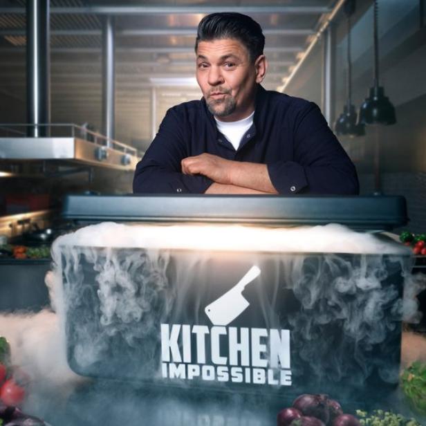 Tim Mälzer steht in Küche